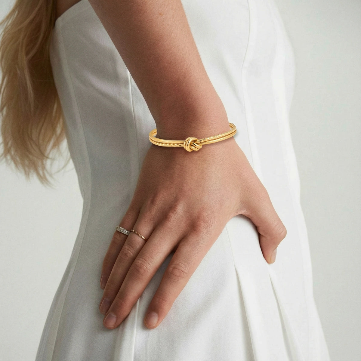 Bracelete Rígido com Nó Dourado